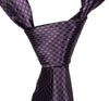 Breite Krawatte in schwarz kariertem Aubergine