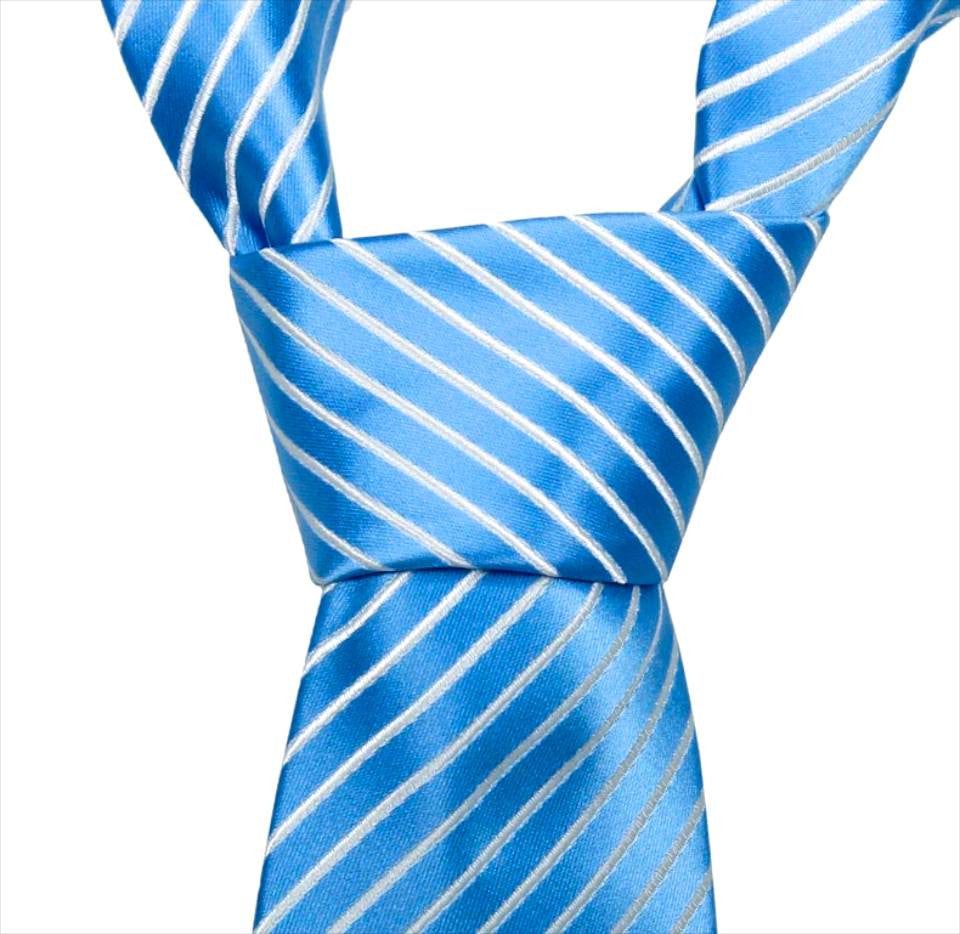 Breite Krawatte in schräg gestreiftem Hellblau